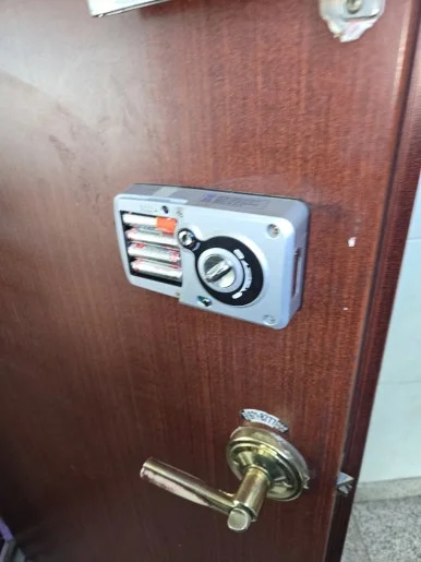 야당동 열쇠, 오래된 문에 현관 도어락 설치 현장 사진 1