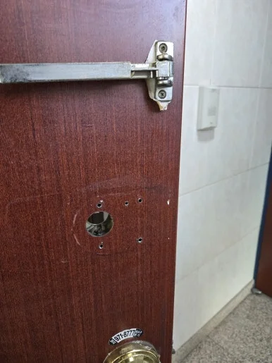 야당동 열쇠, 오래된 문에 현관 도어락 설치 현장 사진 3