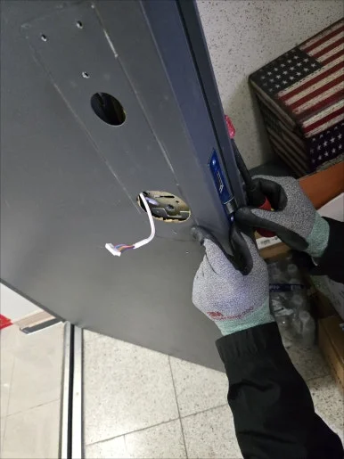 문틀과 잠금 간격 조정