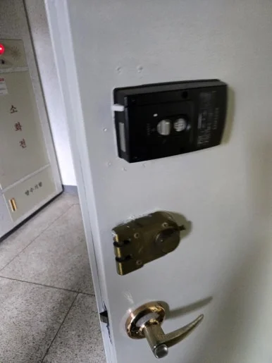 기존 부품 철거 현장