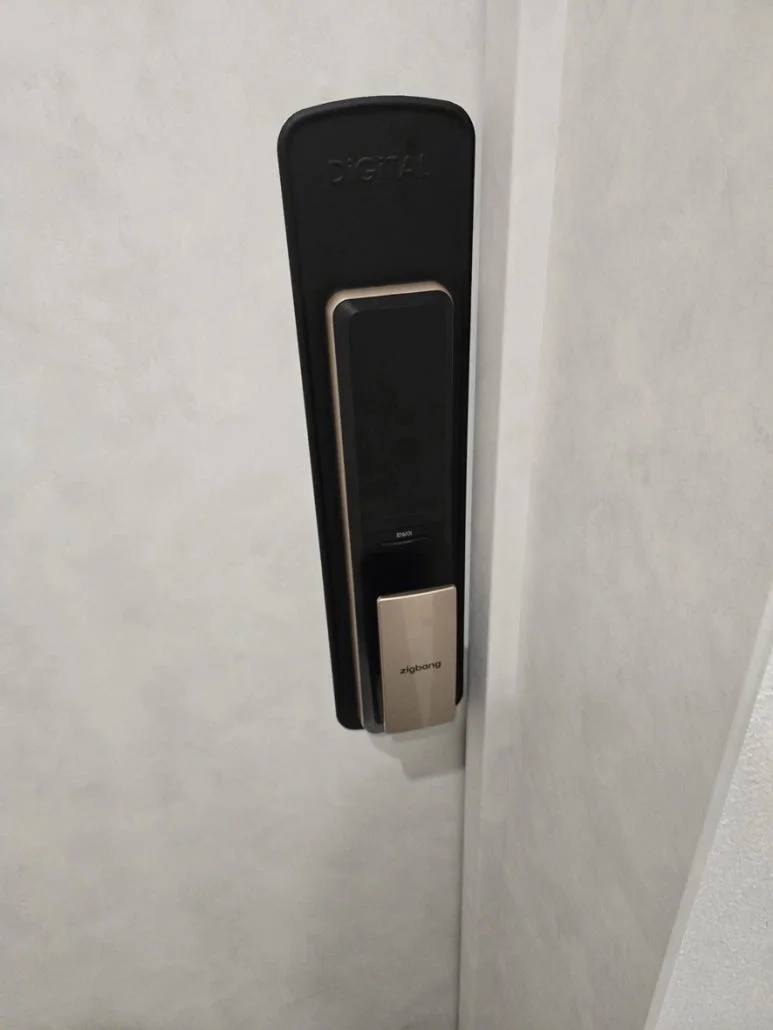 문틀과 잠금 간격 조정