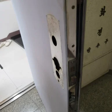 고장 난 도어락을 해체하는 작업