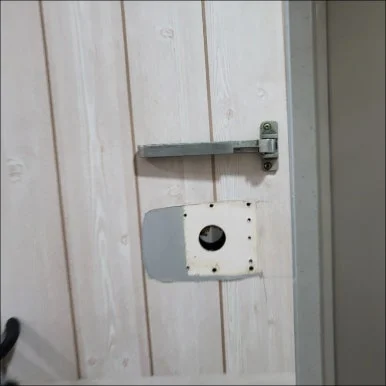 번호키 철거 후 현관문 상태