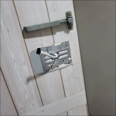 새 도어락 설치 위치 확인