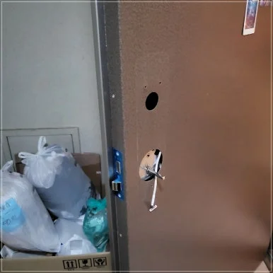 번호키 철거 후 현관문 타공 상태