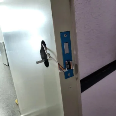사무실 도어락 외측 본체 설치