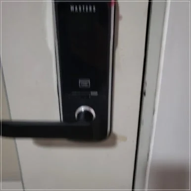 도어락 손잡이와 잠금쇠 작동 점검