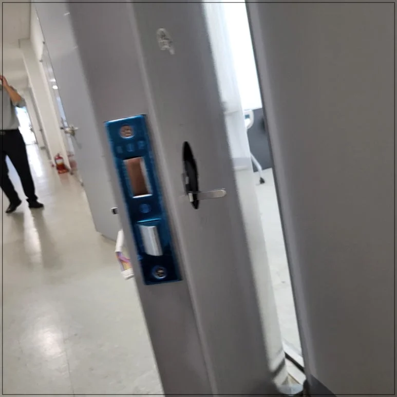 일산 탄현동 열쇠, 지식산업센터 철문 무타공 번호키 설치 현장 사진 4
