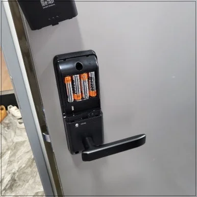 허수 기능 등 도어락 사용법을 안내하는 모습
