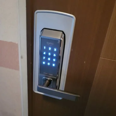 문틀 잠금 간격 조정