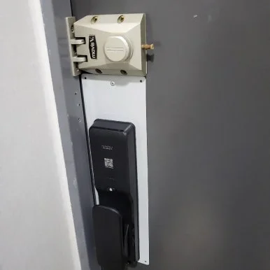 문틀 잠금 간격 조정