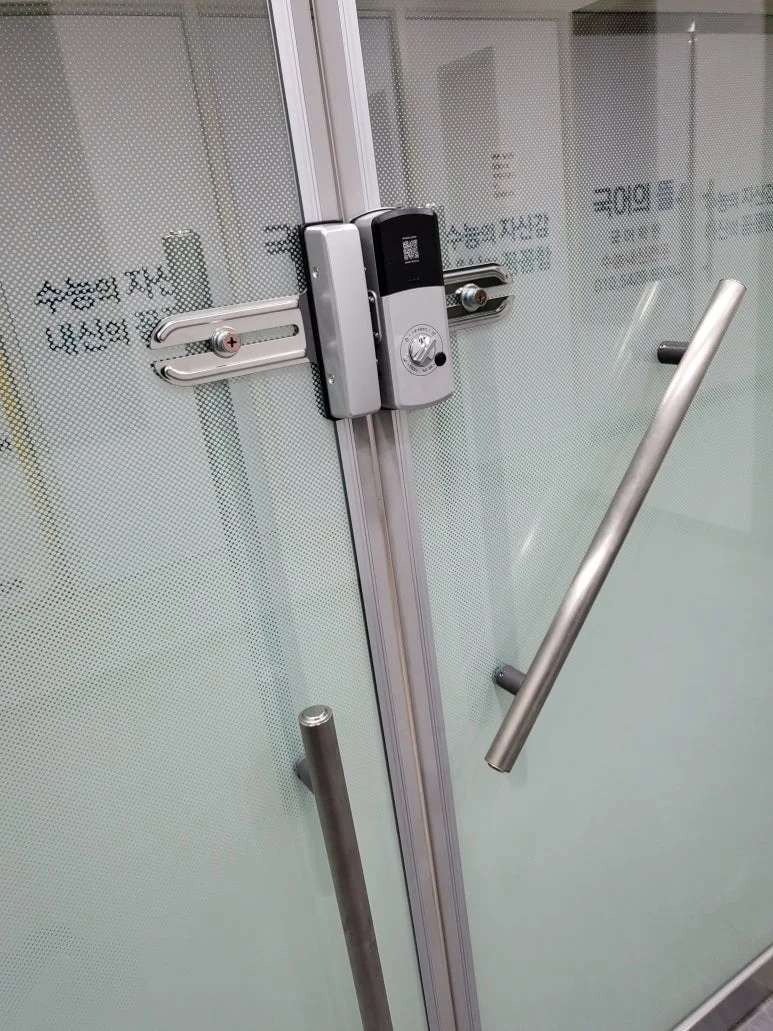고양 화정동 열쇠 학원 양문 유리문 번호키 설치, 수동잠금 설정 제품 설치 과정