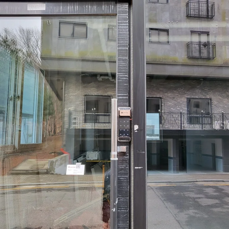 파주 야당동 열쇠 상가 출입문 터치형 번호키 설치, 수동잠금 설치 완료 및 작동 확인