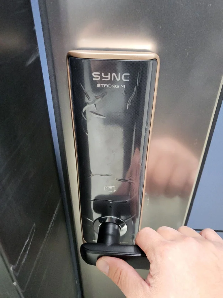 인천 원당동 열쇠 사무실 철문 무타공 지문인식 번호키 설치 설치 완료 및 작동 확인