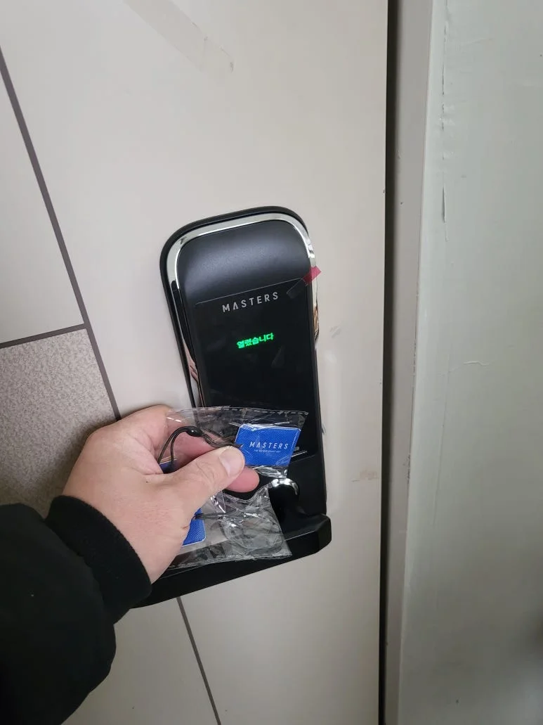 설치 완료 후 작동 확인하는 모습