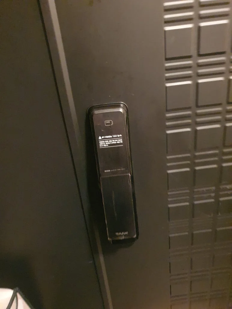 카드키로 문을 여는 모습
