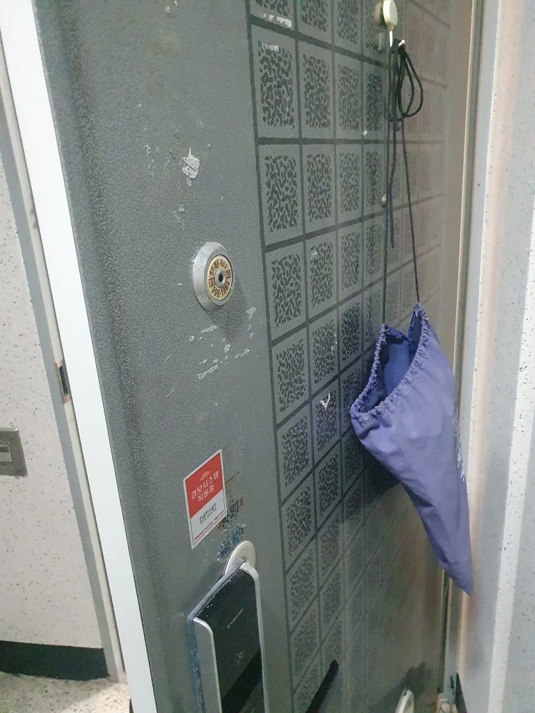 장항동 아파트에 시공한 치매번호키 인바디 조립 모습