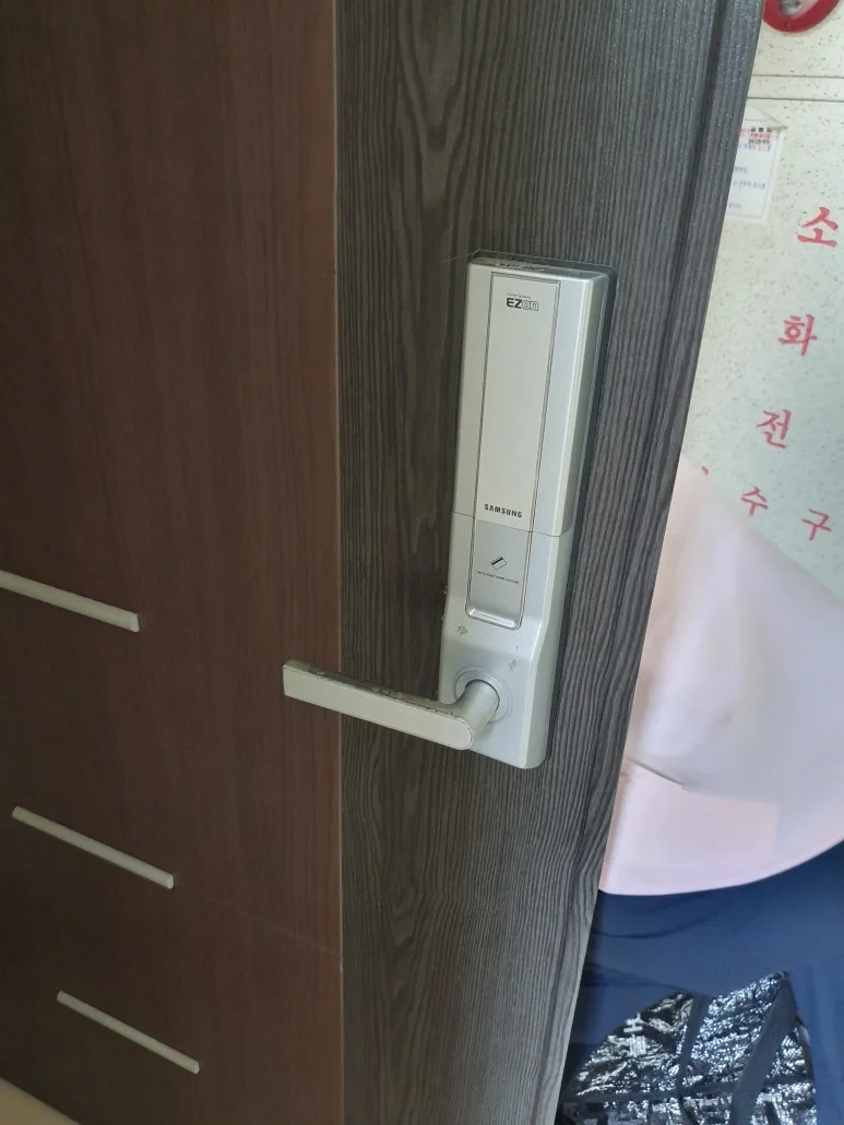 식사동, 버튼 열림이 잘 되지 않던 기존 삼성 번호키
