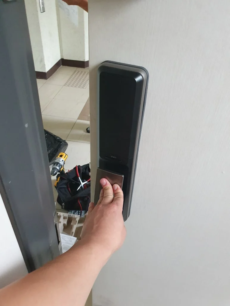 카드키로 문을 여는 모습