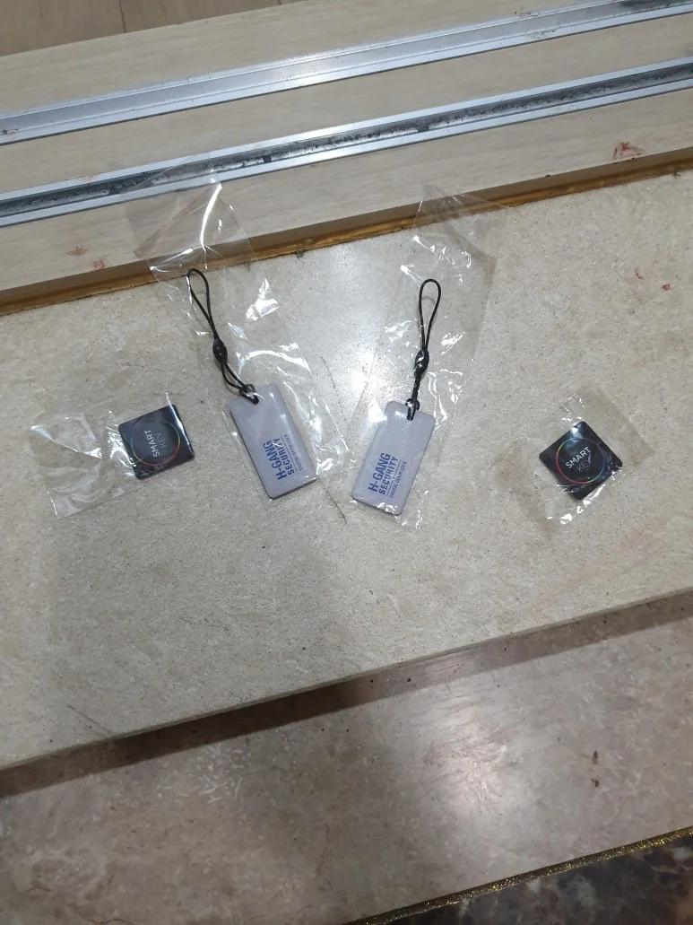 탱크 ST301 미니주키에 딸려온 열쇠고리형·스티커형 카드키 4장