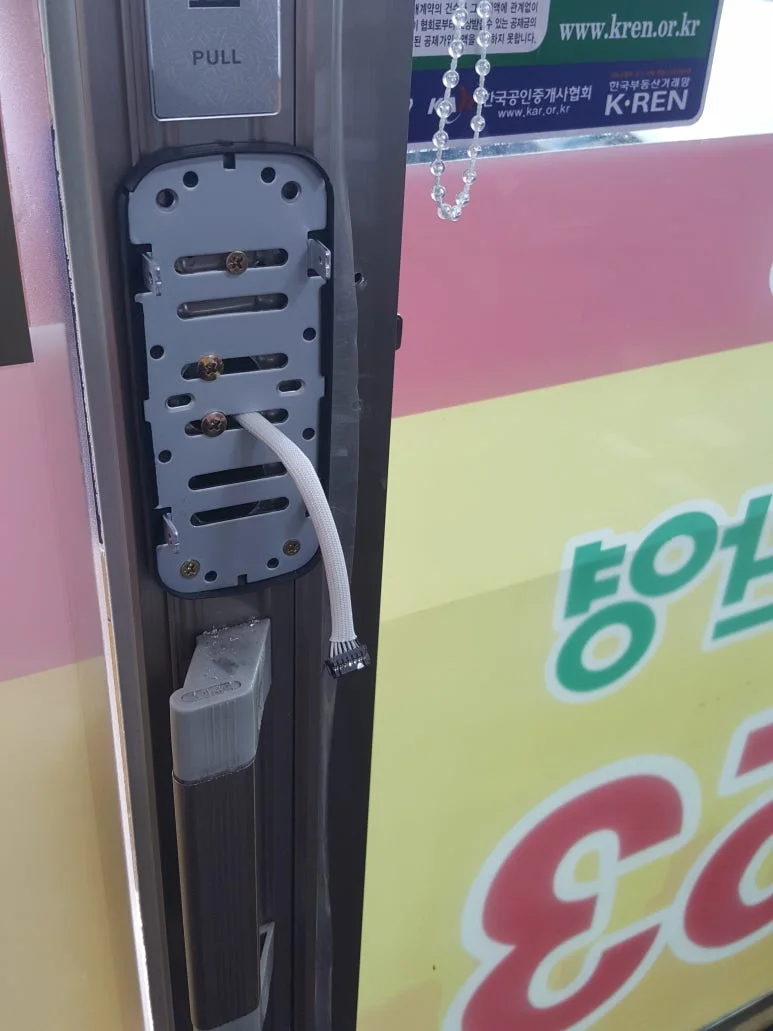 주엽동 부동산 사무실 출입문에 설치한 번호키