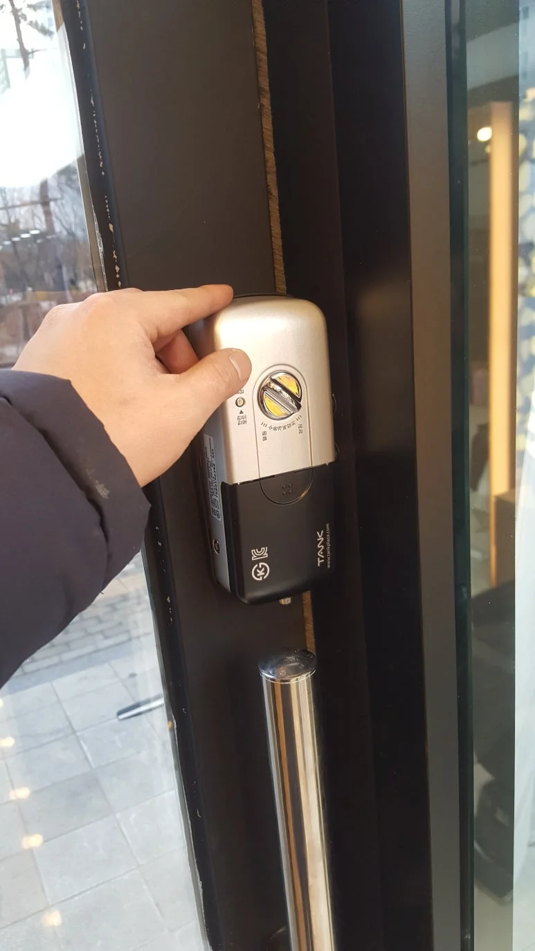 삼송동 헤어샵 도어락 설치 완료 및 작동 테스트 모습