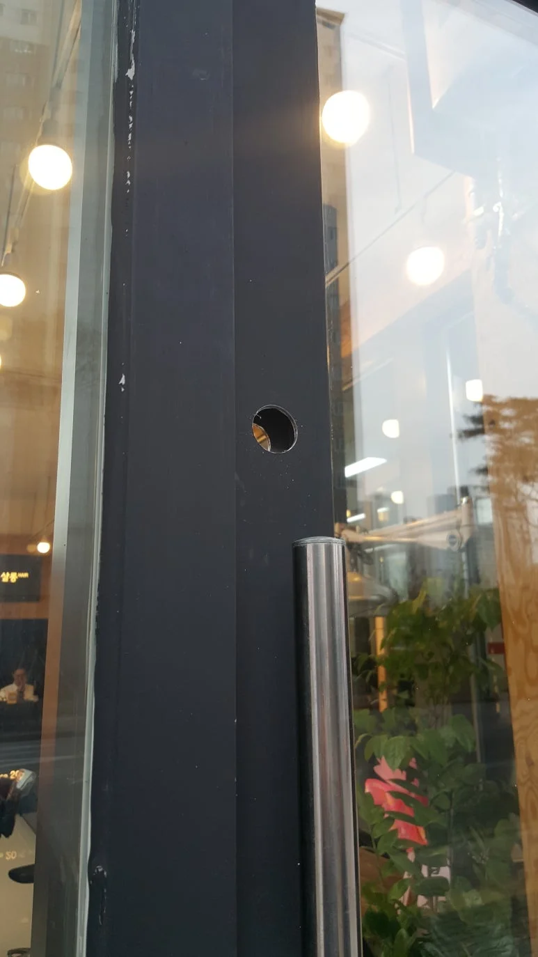 삼송동 헤어샵 도어락 문틀 타공 및 브라켓 고정 작업