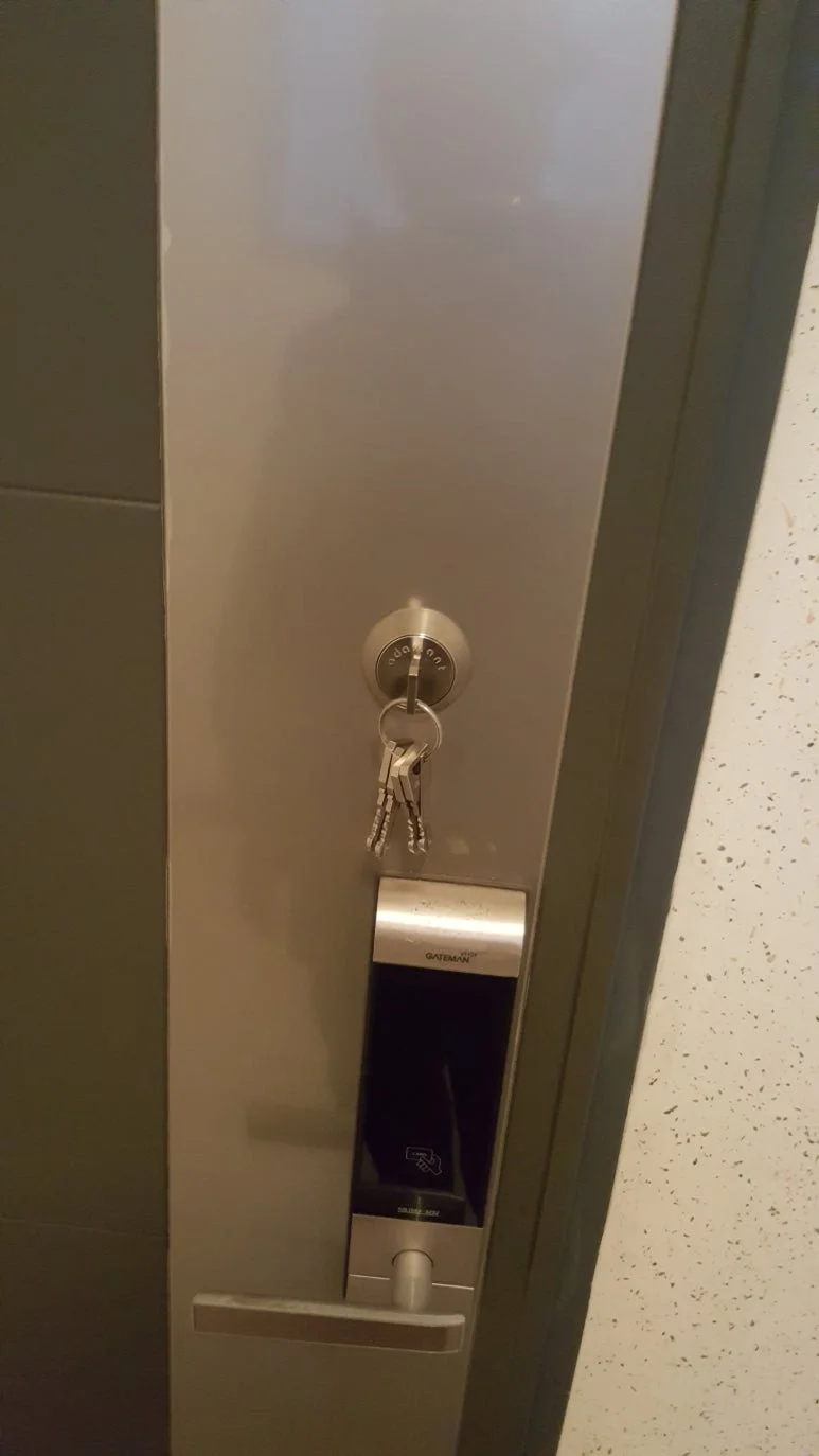 안전핀 작동을 확인하는 모습
