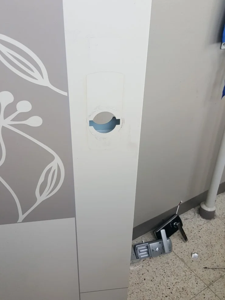 기존 번호키를 철거한 뒤 깔끔해진 현관문