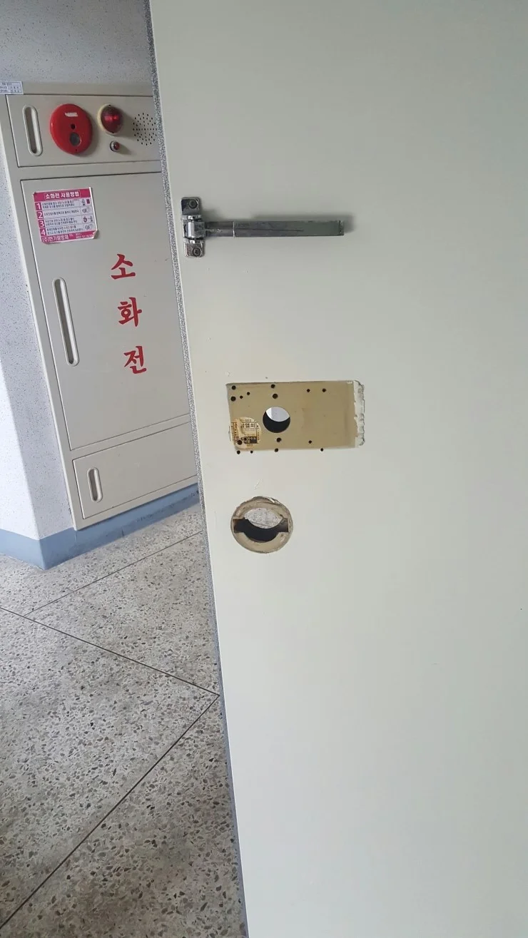토당동 대림1차아파트 기존 도어락 자국과 보강판 마감