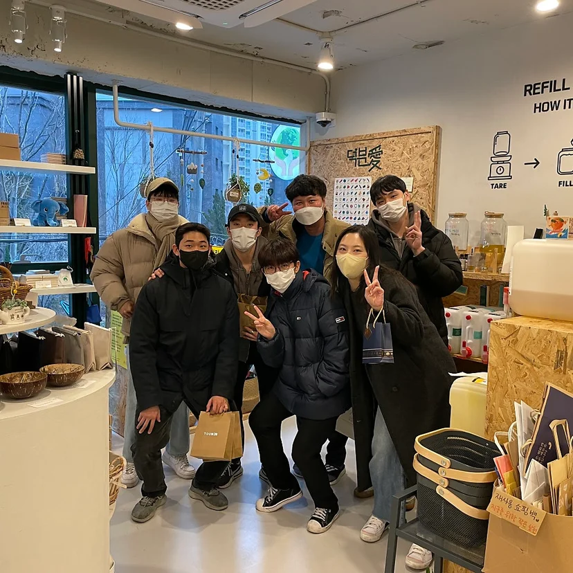 덕분애 제로웨이스트 매장 내부에서 마스크를 쓰고 설 선물을 구매한 임직원 단체사진