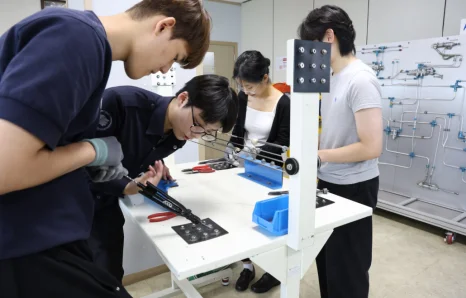 측정 장비를 활용하는 실습 모습
