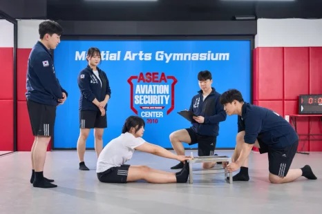 체육관에서 스트레칭을 하는 모습