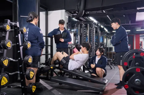 체육관에서 대련 연습을 하는 모습