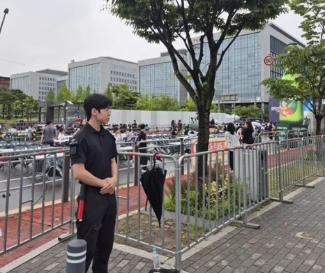 야외 행사장 주변을 살피는 사람