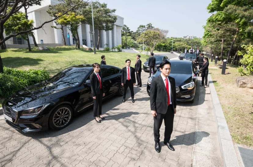차량 주변에서 대기하는 사람들