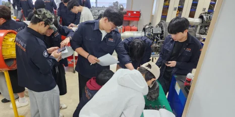 실습 장비 주변에서 작업하는 사람들