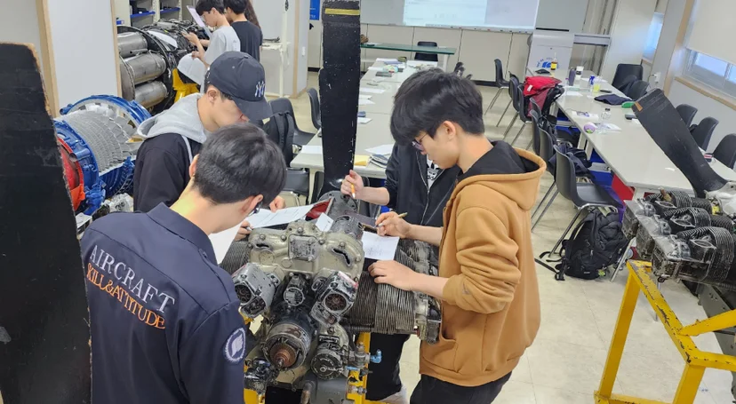 항공기 엔진을 점검하는 실습 모습