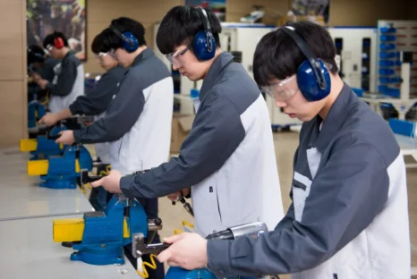 항공기 부품을 가공하는 실습 모습