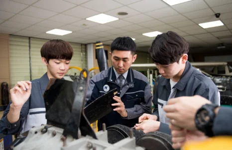 항공기 장비를 함께 살펴보는 실습 모습