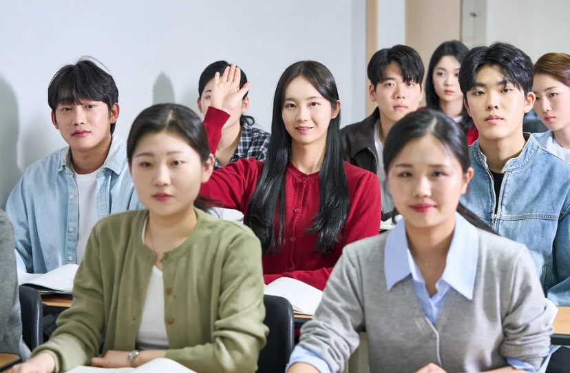 강의실에서 수업에 참여하는 학생들