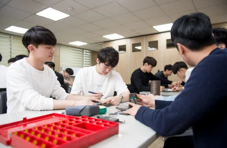 함께 실습 과제를 하는 학생들