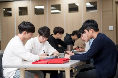 함께 실습 과제를 하는 학생들