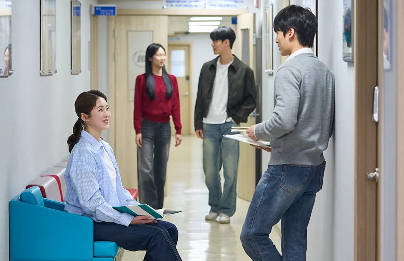 학교 복도에서 이야기하는 학생들