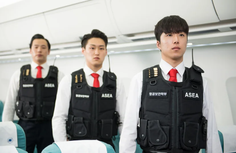 항공기 객실에서 진행하는 보안 실습 모습
