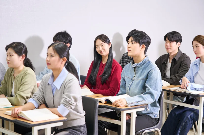 교실에서 수업을 듣는 사람들