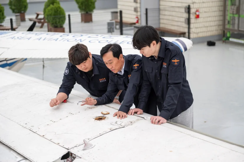 도면을 보며 이야기를 나누는 모습
