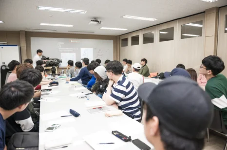 수업을 듣는 학생들