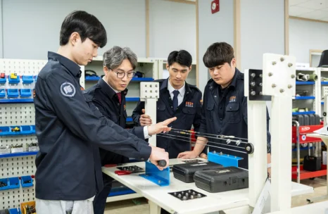 항공 장비 실습을 하는 학생들