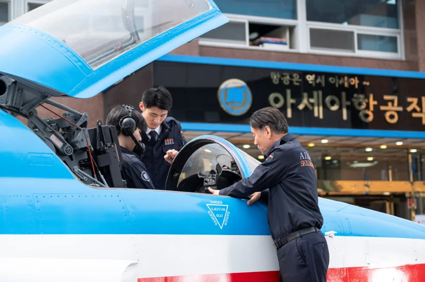 항공기 기체 패널을 점검하는 모습